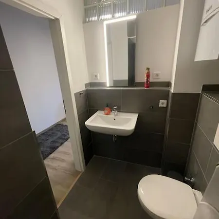 Gemuetliche Und Entspannte Stadtoase In Zentrum, Deluxe Living, 50qm Naehe Duesseldorf Messe, Netflix Und Iptv * Krefeld