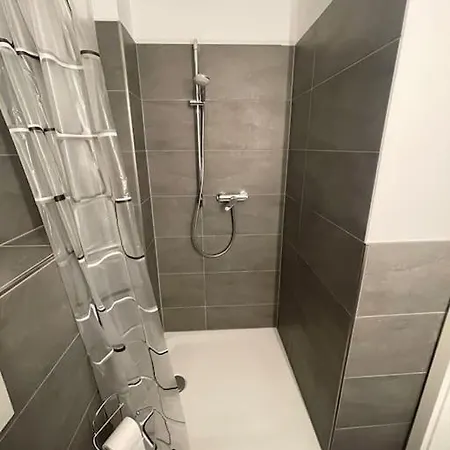 Gemuetliche Und Entspannte Stadtoase In Zentrum, Deluxe Living, 50qm Naehe Duesseldorf Messe, Netflix Und Iptv Apartment