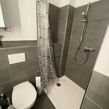 Gemuetliche Und Entspannte Stadtoase In Zentrum, Deluxe Living, 50qm Naehe Duesseldorf Messe, Netflix Und Iptv Apartment Krefeld
